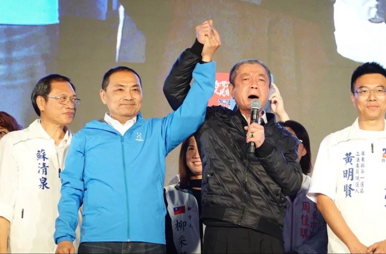 屏東縣議會議長周典論（右2）涉入郭台銘連署賄選案遭收押禁見，他不服提出抗告遭法院以犯罪嫌疑重大駁回。圖/翻攝畫面