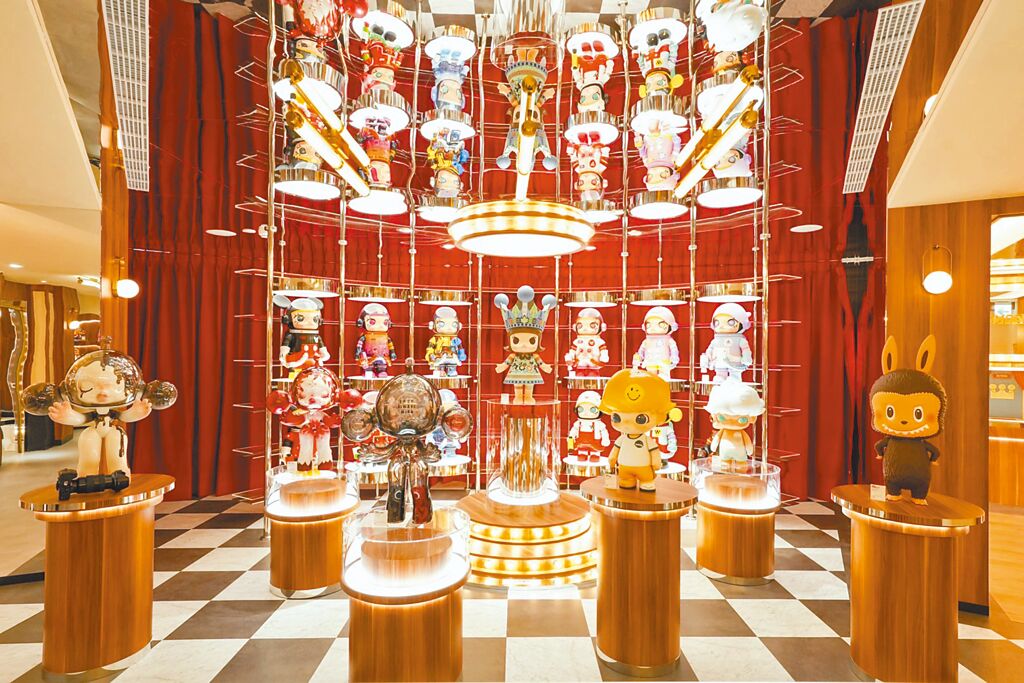 中國玩具潮牌POP MART進駐，3樓為全台最大、最完整的「MEGA珍藏館」。圖／POP MART提供