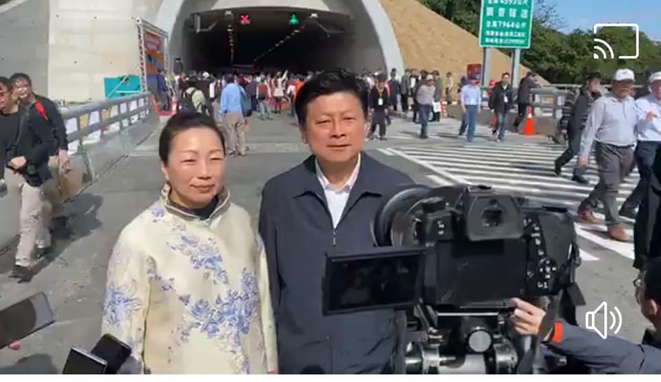 立委傅崐萁在得知民進黨花蓮立委候選人競選團隊雇用無照駕駛人員，導致林姓婦人重傷命危，隨即宣布暫停選舉活動24小時，為傷者集氣祈福。圖／取自傅崑萁臉書