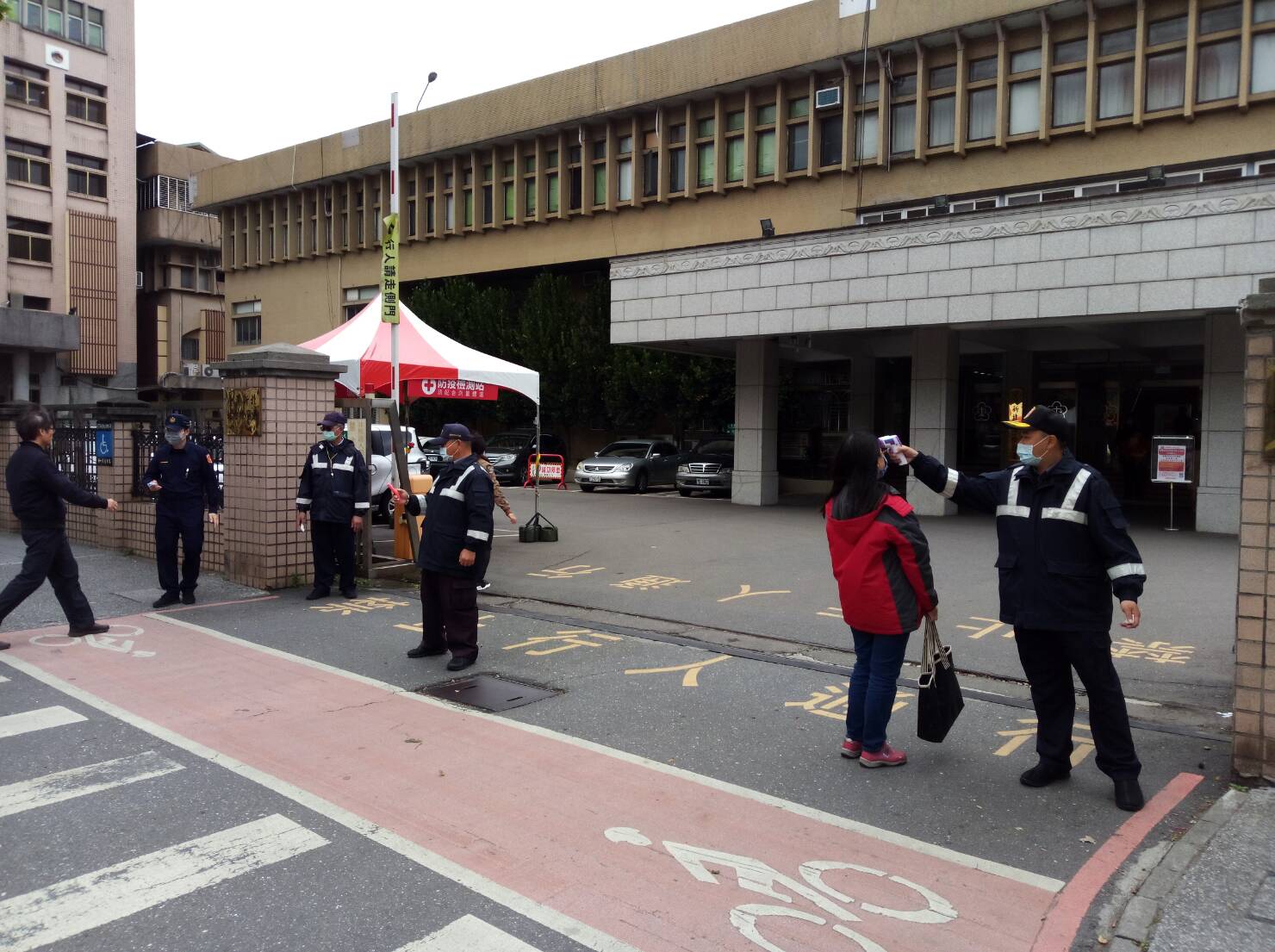 顏姓白牌車司機撿屍酒醉正妹，脫掉正妹內褲時，卻看到她「也有一根」仍企圖性侵但未得逞，新北地院審理後將顏男判處1年8個月，予以緩刑3年，期間付保護管束。圖/翻攝畫面