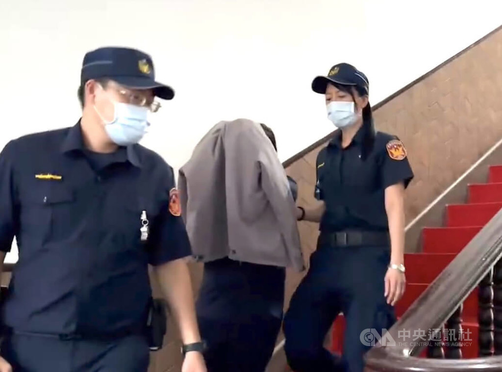 曾姓護理師不滿和已婚牙醫交往多年仍沒扶正，去年3月持菜刀當街砍牙醫16刀致死，被逮後遭判15年徒刑，而台北地院也判曾女應賠償牙醫家屬4人共1753萬元，圖/中央社