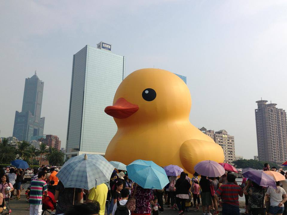 10年前黃色小鴨首度在高雄登場，造成全台轟動。圖/取自高雄市政府《臉書》官方粉專