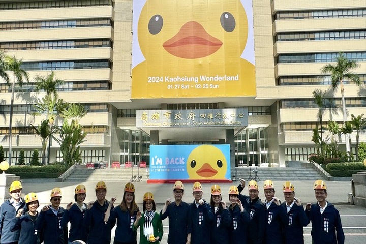 高雄市長陳其邁宣布「黃色小鴨」明年將重回高雄。圖/中央社