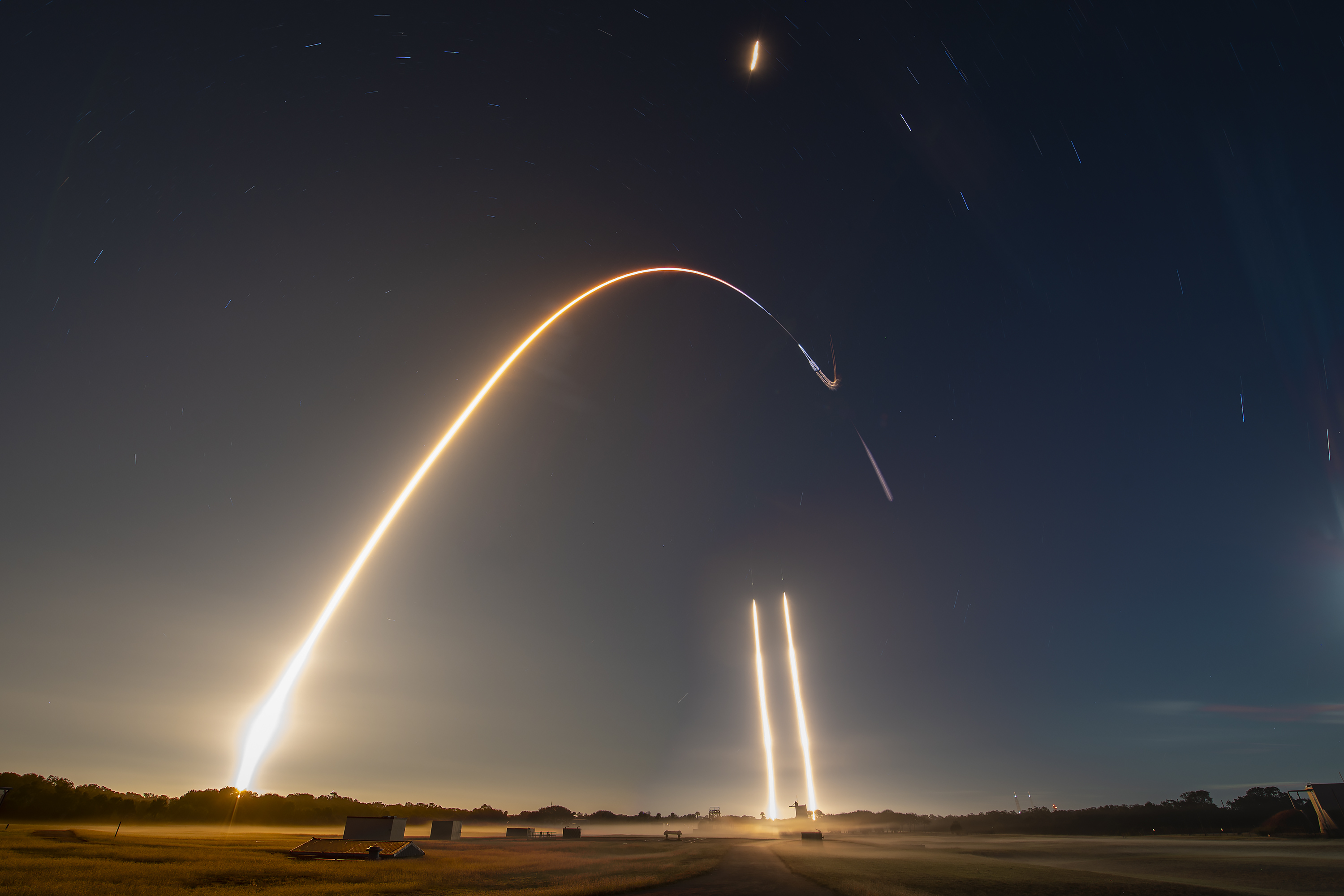 X-37B由SpaceX的獵鷹重型運載火箭搭載，從佛羅里達州發射升空。圖/取自SpaceX@SpaceX