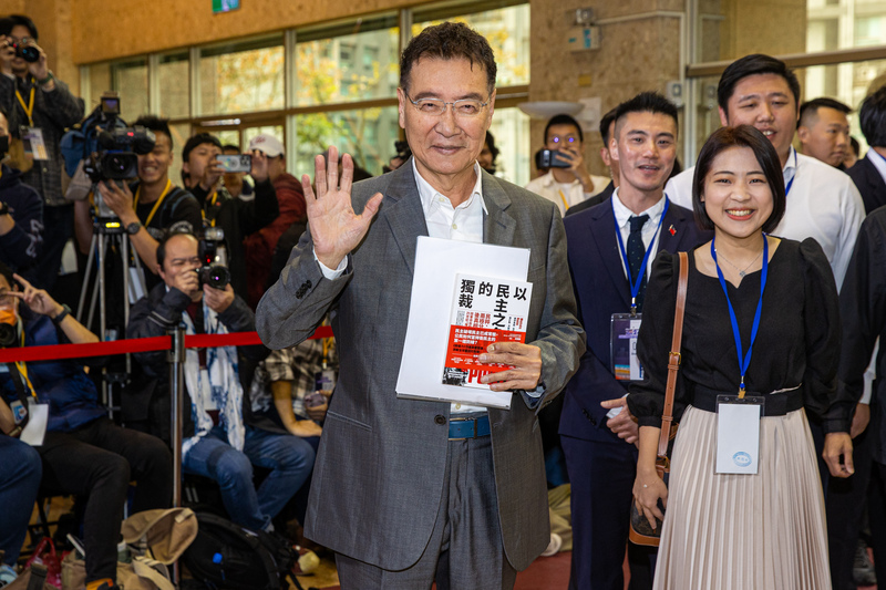 國民黨副總統候選人趙少康下午走進辯論會場前。圖／中央社