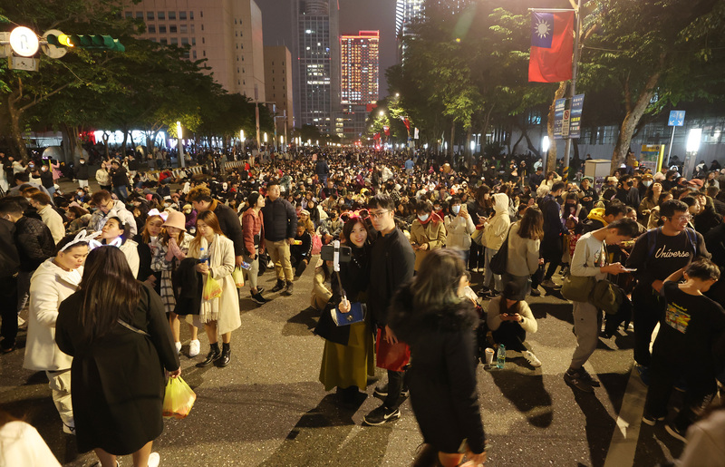揮別疫情後的北市跨年晚會熱鬧非凡。圖/中央社