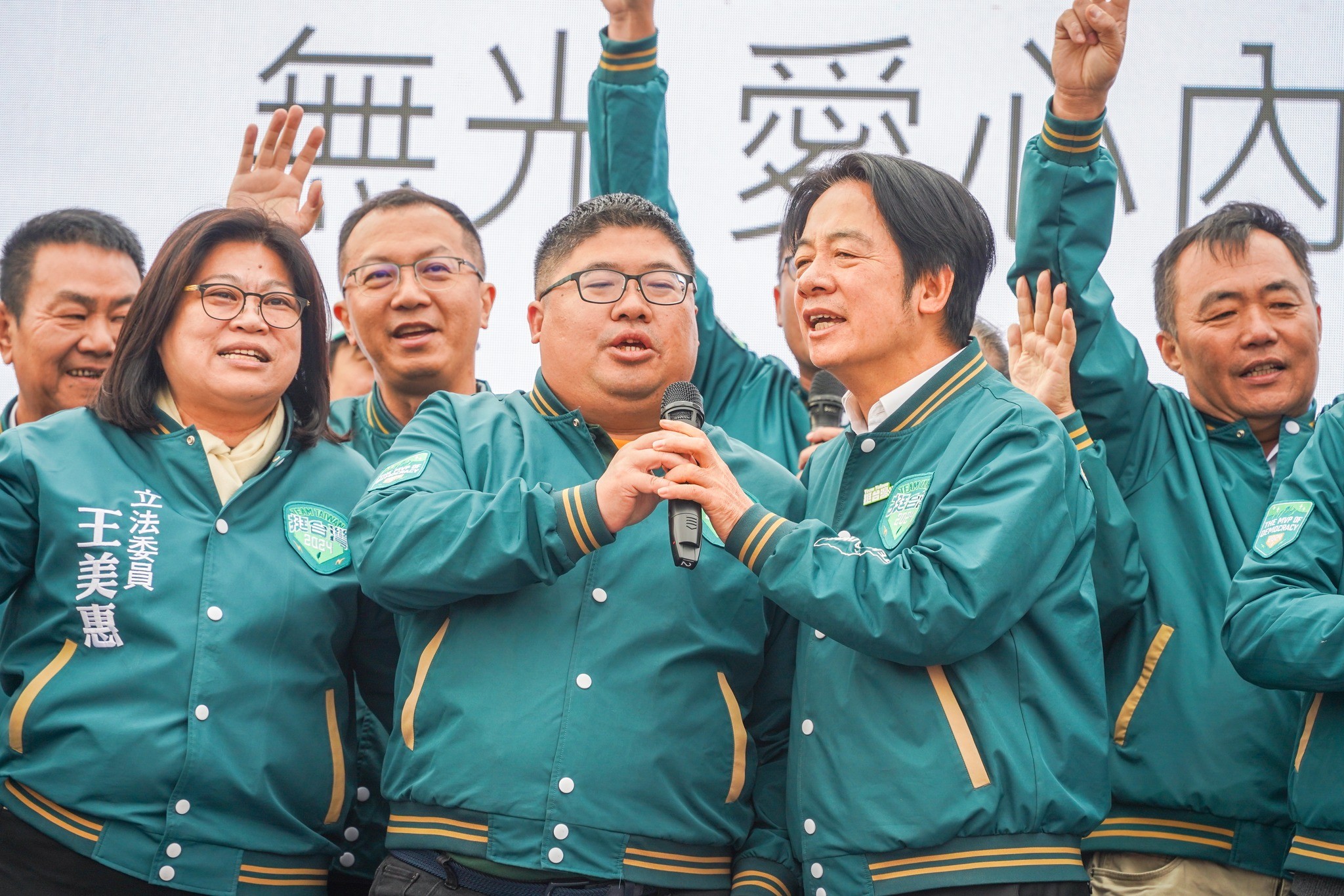 國民黨副總統候選人趙少康宣布辭中廣董事長，讓民進黨總統參選人賴清德萬里違建燒不停。賴2日回應，趙少康把國家大政當成電視節目在主持。圖／引自賴清德臉書