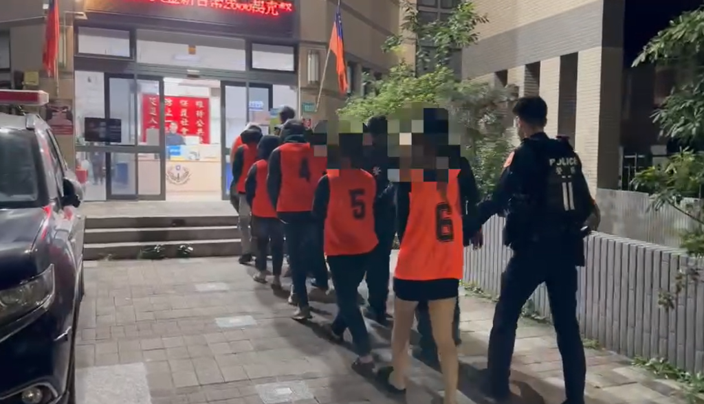 3名男子因為在KTV催酒，引起女店員不滿，和男友抱怨，男友卻撂人拿刀理論，砍傷2人。圖／翻攝畫面