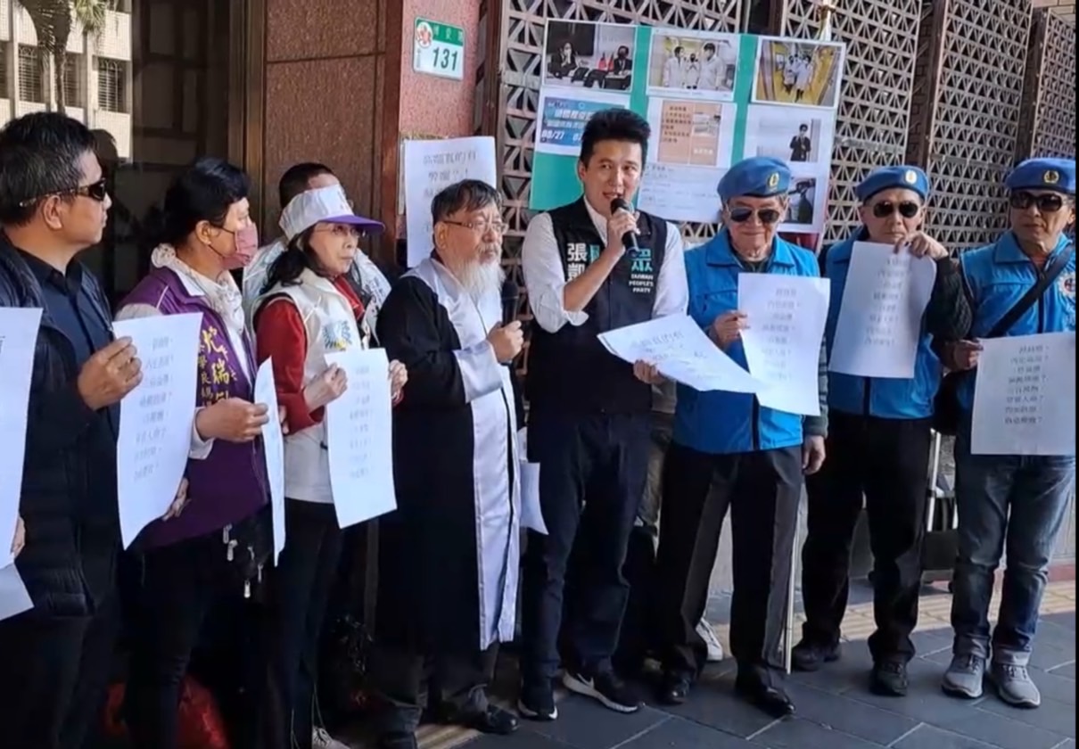 「文明人權協會」理事長張凱鈞（右4）今早至台北地檢署告發前衛福部長陳時中、與食藥署長吳秀梅2人圖利罪。圖/張凱鈞提供