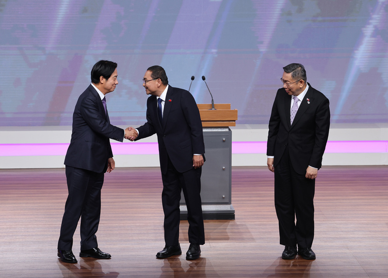 上月30日的總統候選人電視辯論會，三名候選人賴清德（左）、侯友宜（中）與柯文哲（右）會前互相握手致意。圖/中央社