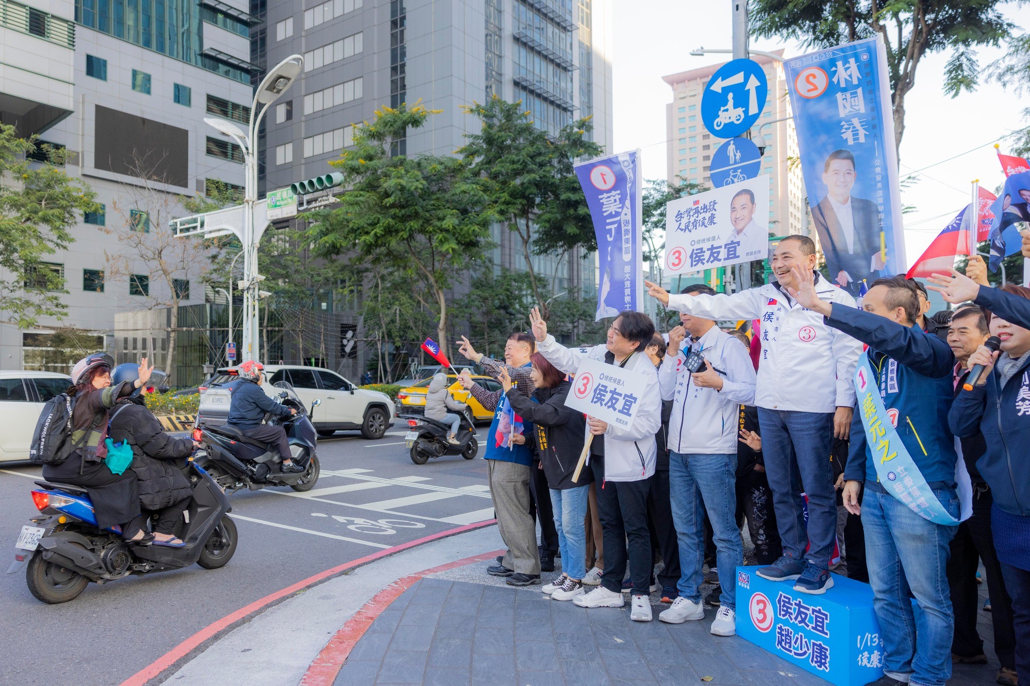 國民黨總統候選人侯友宜與黨公職展開全台路口串聯拜票。2日上午現身板橋縣民大道，不少駕駛、騎士紛紛舉手比「3」表示支持。圖／引自侯友宜臉書
