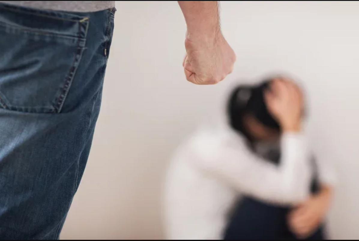 年僅12歲的小小，被無良母親當成桃色禮物獻給即將入獄服刑的男友阿勇。示意圖／Ingimage