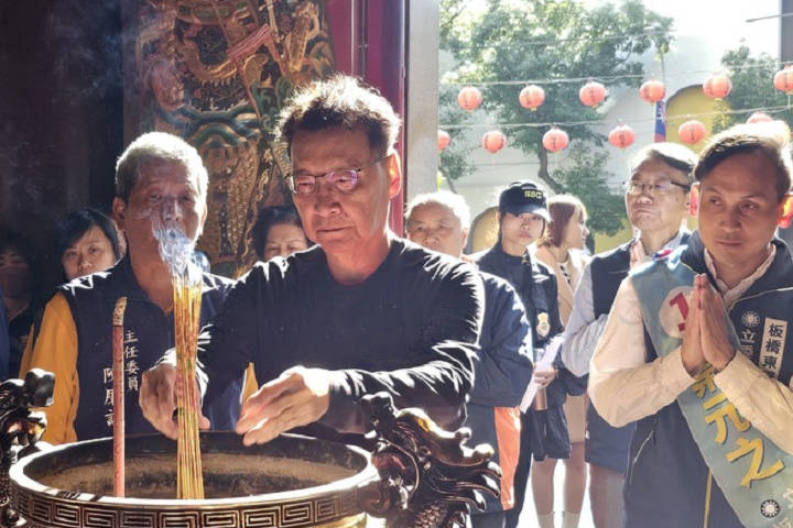 國民黨副總統候選人趙少康2日前往深丘福德宮參香祈福。圖/取自中央社