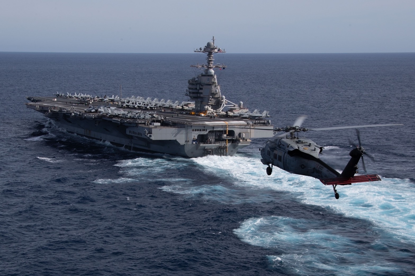 一架 MH-60S Knighthawk 準備降落福特號（CVN 78) 航母飛行甲板上。資料圖。圖/取自美國海軍