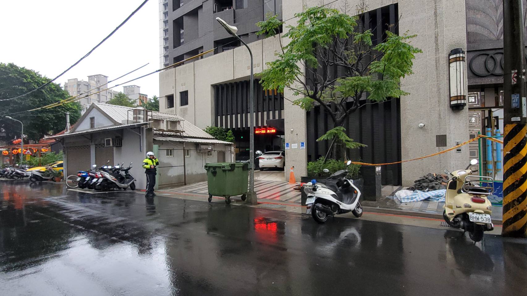 2名裝潢工人在內湖區一棟房子施做木工粘接工程，不慎吸入大量有機溶劑，結果雙雙中毒身亡。圖/民眾提供