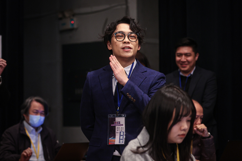 網路節目「賀瓏夜夜秀」主持人賀瓏（中）日前應趙少康邀約出席會後記者會。圖/中央社