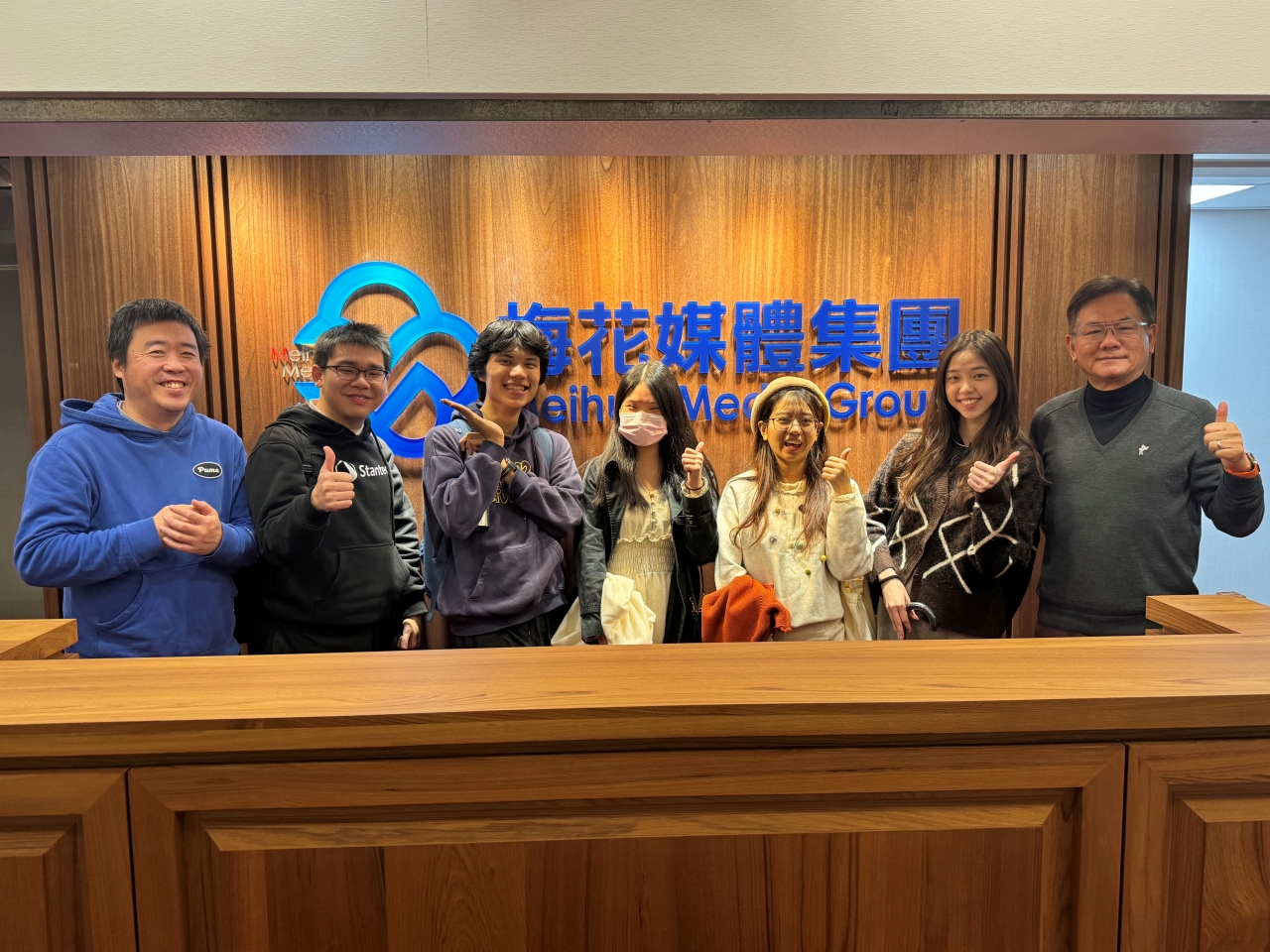政大新聞系學生參訪梅花新聞網，梅花新聞網總主筆呂志翔（右一）、執行副總編宋秉忠（左一）接待並傳授相關經驗。圖/讀者提供