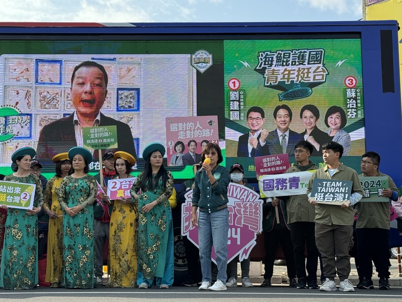 數十名新住民1日在雲林縣虎尾鎮市區圓環參加民進黨助選活動，宣示捍衛國家民主與自由。民進黨立委蘇治芬（持麥克風者）到場開講。中央社