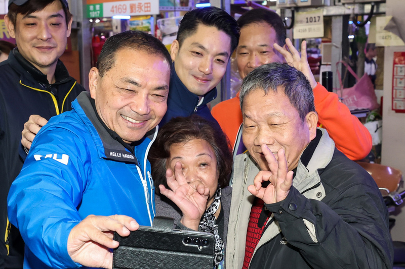 投票日逼近，候選人衝刺市場掃街拜票。圖/中央社