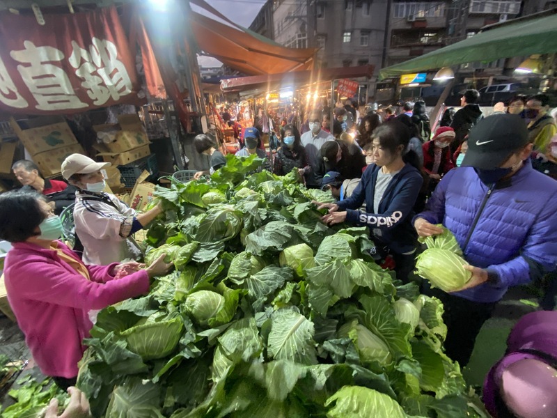 高麗菜近1週台北果菜批發市場交易均價最低每公斤僅新台幣8元，圖為去年底新北一傳統市場喊出3顆50元的價錢，吸引民眾搶購。 中央社