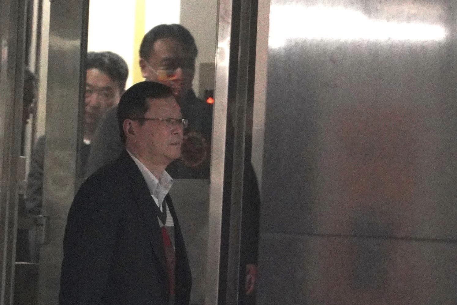 衛福部長薛瑞元澄清，前往青島東路3號的柯建銘辦公室，主要是談立法院的臨時會，並沒有和賴辦人員見面。但據王鴻薇揭露照片，由薛瑞元帶隊前往的疾管署長莊人祥，身旁疑似就是民進黨祕書長許立明、賴清德競總發言人陳世凱。圖／引自王鴻薇臉書