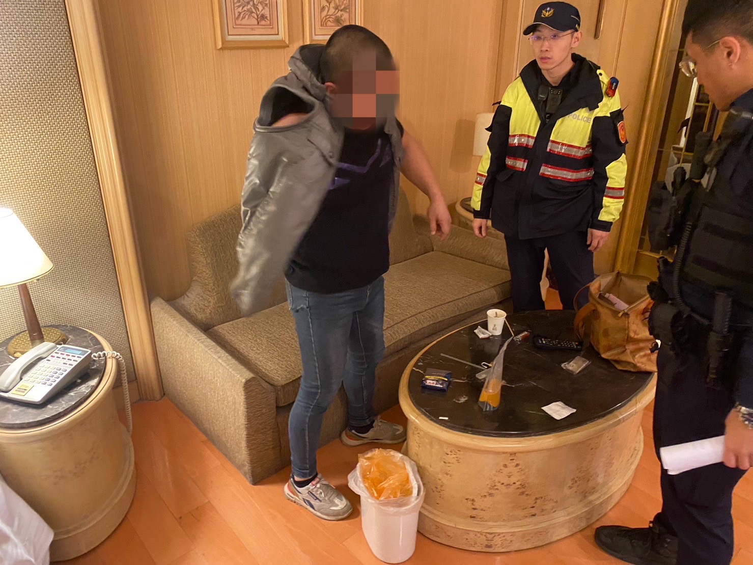 4日晚間警方到汽車旅館臨檢，在盤查時發現神色怪異的陳男，一查之下發現他不僅是詐欺通緝犯，身上還藏有毒品。圖／警方提供