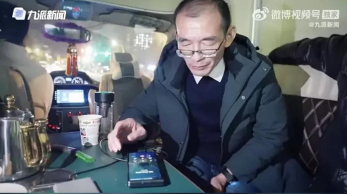 深圳富豪謝岳重金尋子，結果現在每天至少有8、9人打電話來喊他「爸爸」。圖／取自九派新聞微博