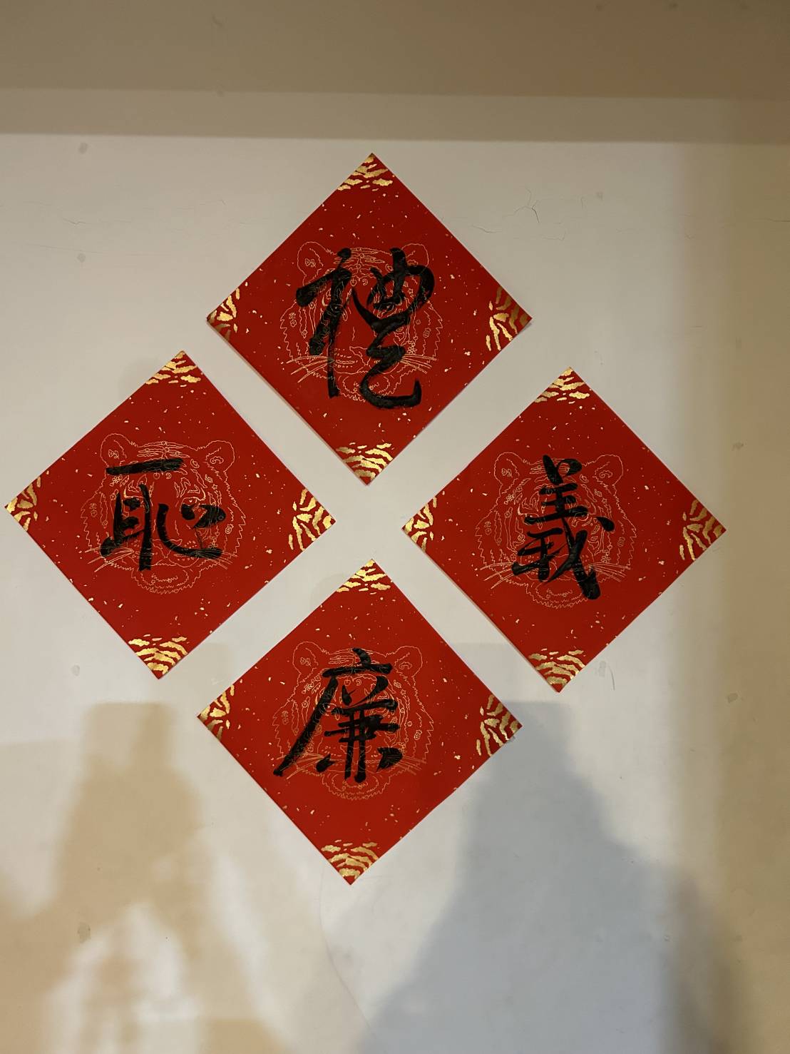 北一女中教師區桂芝分享自家玄關貼禮義廉恥四字。圖／區桂芝提供