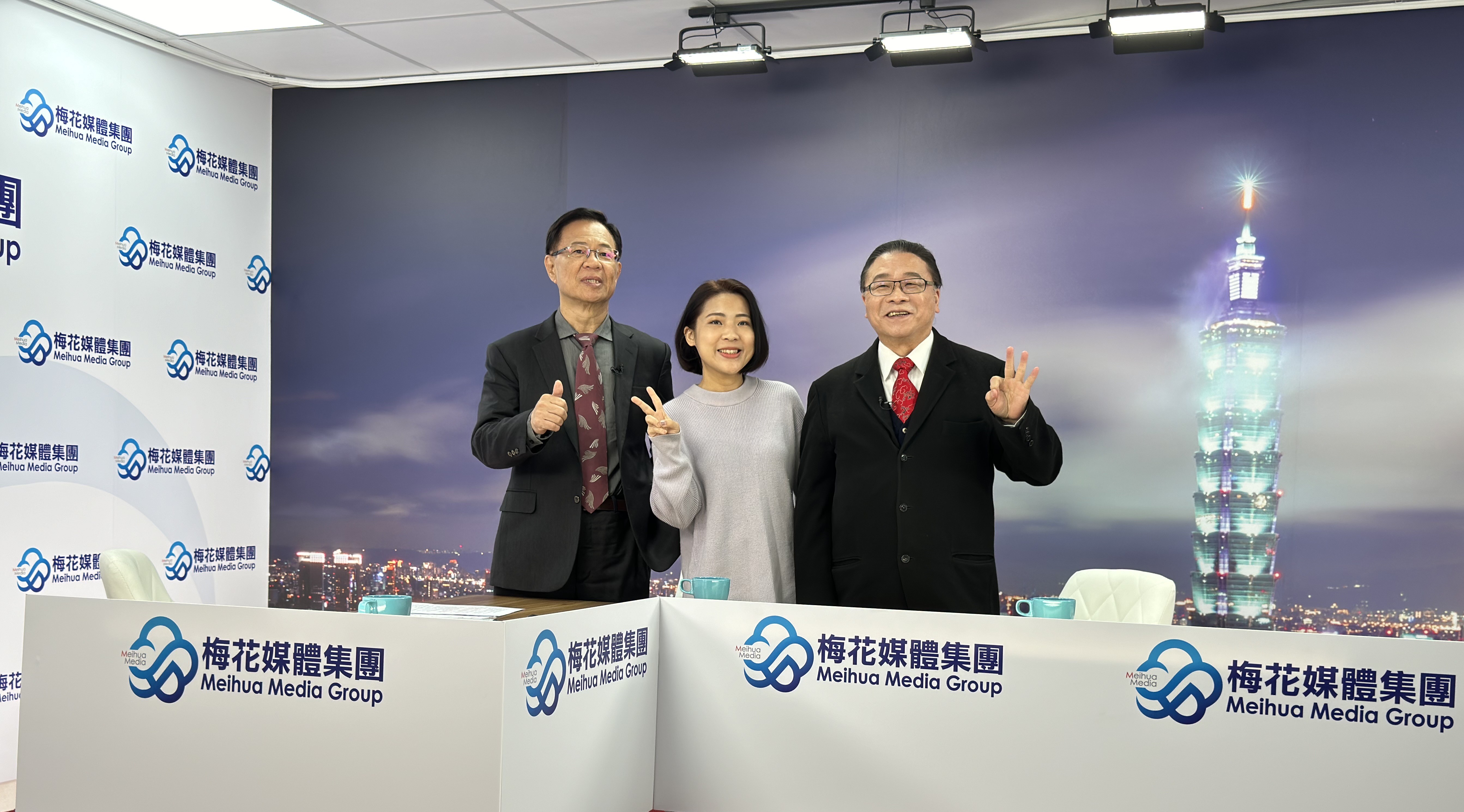 第二場「梅花論壇」8日舉行，左起民眾黨不分區立委候選人張啟楷、國民黨立委候選人徐巧芯、前考試院副院長高永光。梅花新聞網