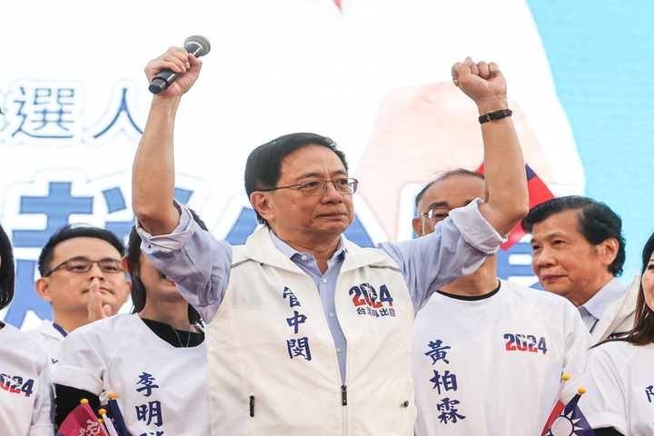 前台大校長管中閔周日現身國民黨在高雄舉辦「南台灣的怒吼」造勢大會。圖/取自中央社