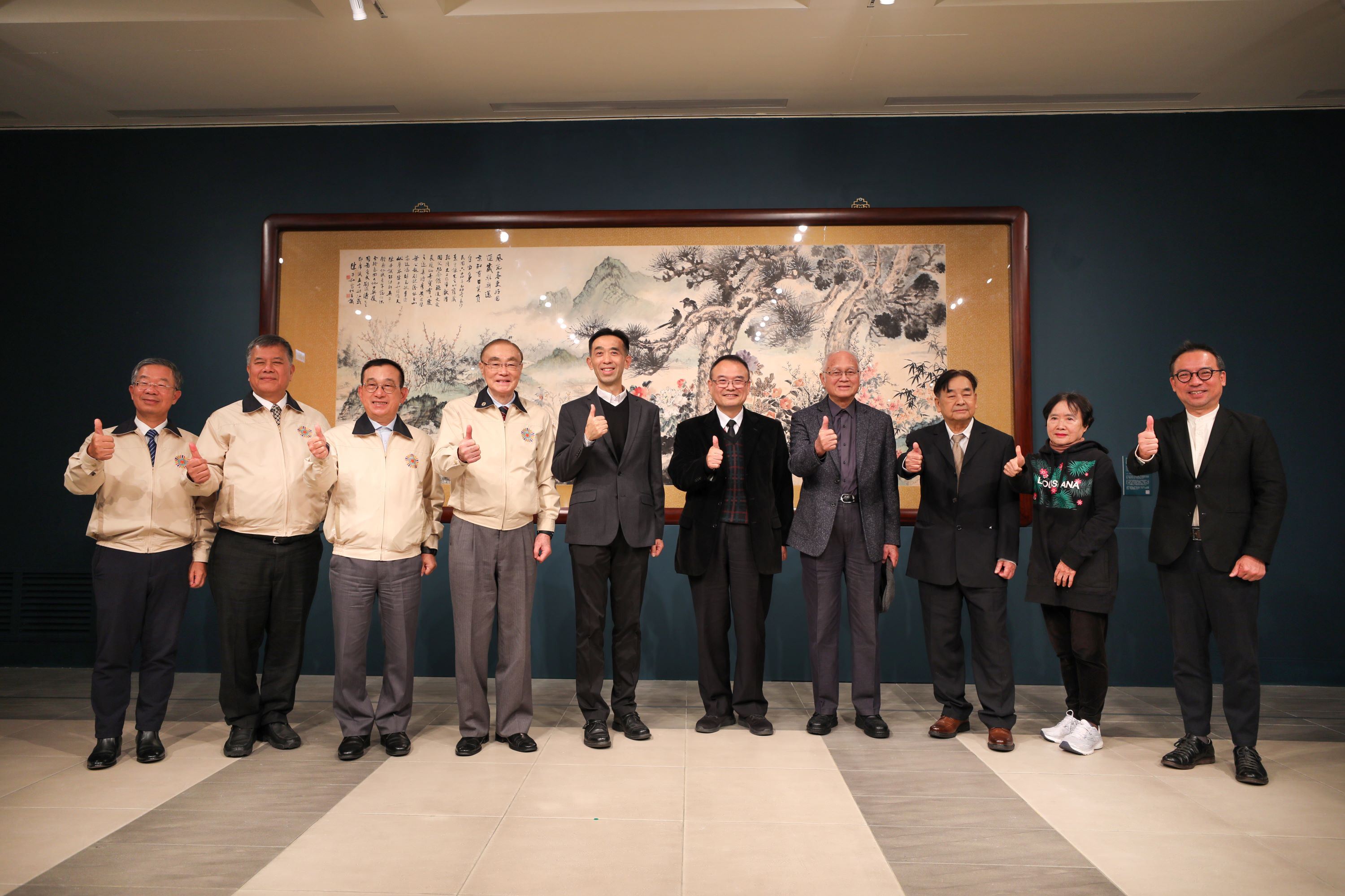 左4起國軍退除役官兵輔導委員會主任委員馮世寬、國父紀念館館長王蘭生、國立故宮博物院院長蕭宗煌、藝術家廖修平、藝術家冉茂芹、藝術家李重重、臺北市光復國小校長賴俊賢。圖/翻攝自國父紀念館網站