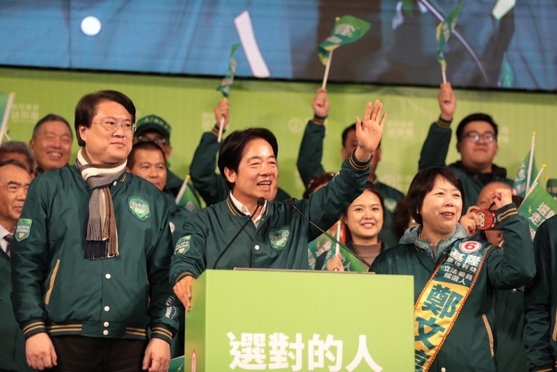 國民黨立委候選人謝龍介與前立委邱毅，指控民進黨總統候選人賴清德有私生子，賴清德下午在雲林縣掃街拜票時表示，把所謂的孩子帶出來，馬上跟他做DNA驗證，倘若為真，還提供百萬獎金。圖/中央社