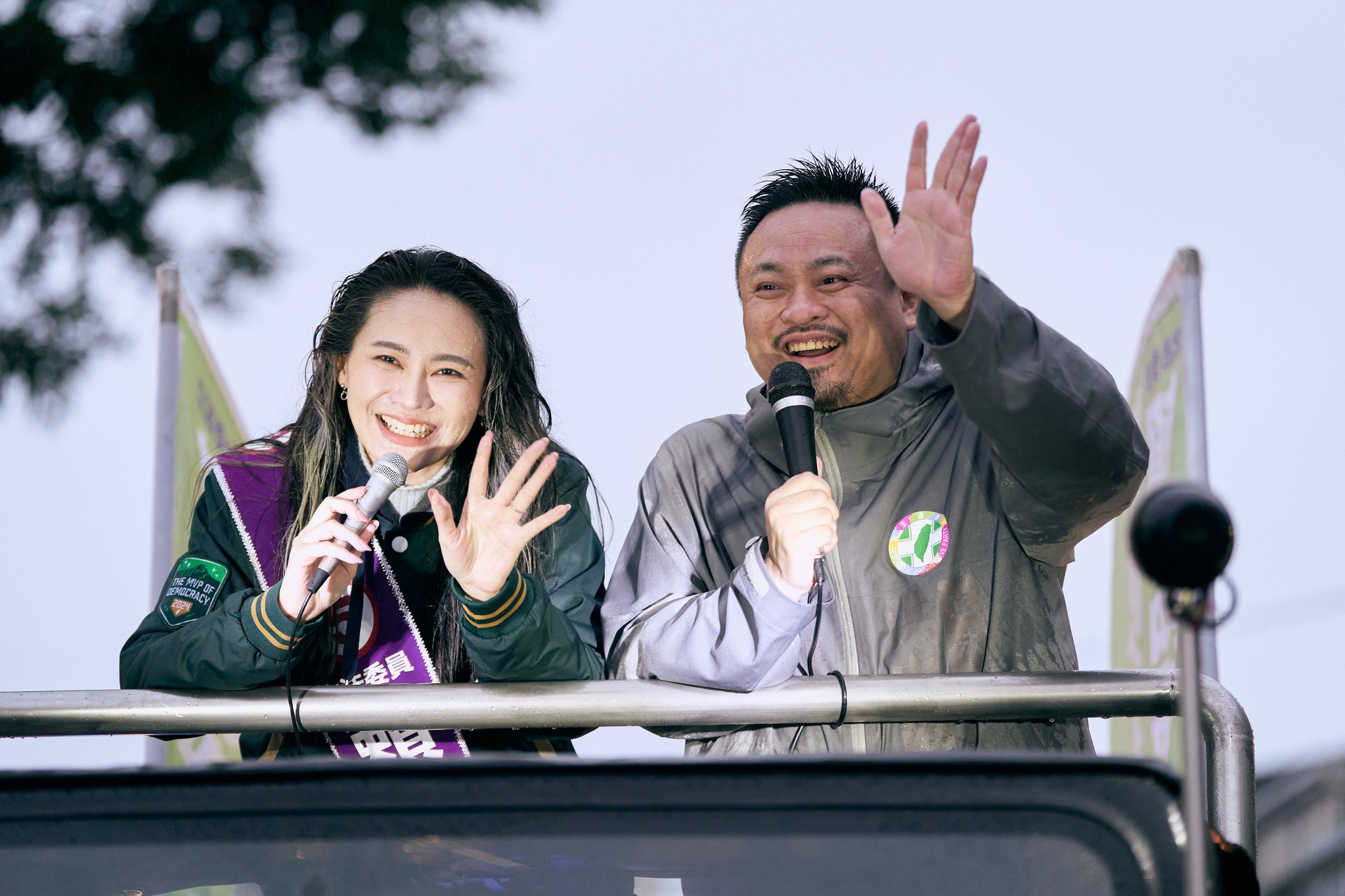 民進黨立委洪申翰（右）在臉書發文表示，網路上流傳他買春的影片，是犯罪者利用境外假帳號散佈造假資訊，影片明顯造假，刑事局也證實已在上個月受理報案並偵辦中。圖/翻攝洪申翰臉書