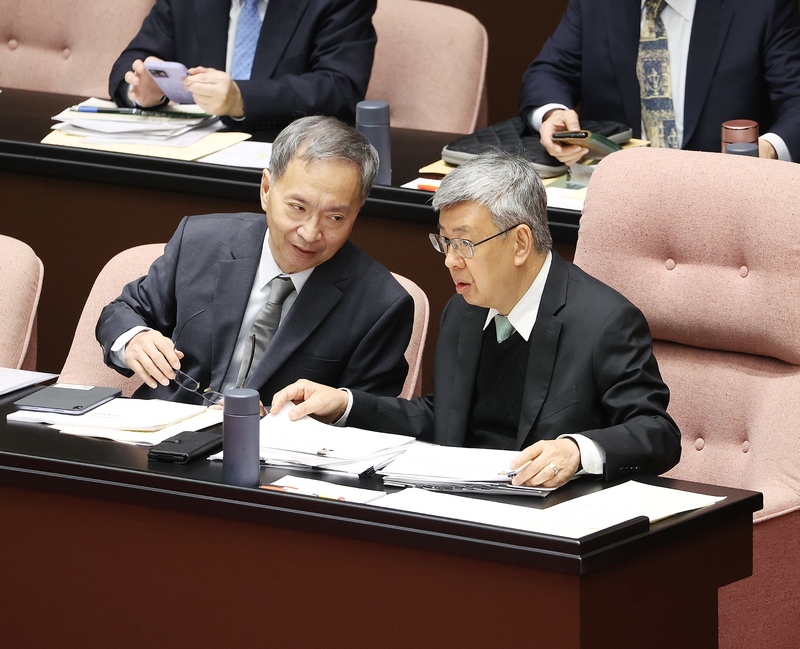 行政院長陳建仁（右）、衛福部長薛瑞元（左）9日赴立法院專案報告高端案，並備質詢。圖為兩人席間交換意見。圖/中央社