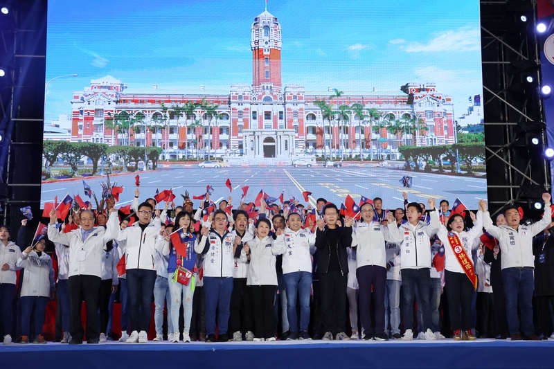 台中市長盧秀燕被點名有機會擔任行政院長，盧秀燕表示，她不會接閣揆也不會入閣，要讓侯友宜、趙少康有更大的人事空間，組成聯合政府，「最後5天，讓我們團結吧！」圖／中央社