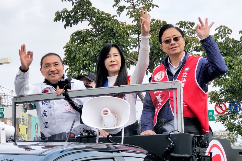 侯友宜（前左）與力拚連任的國民黨立委萬美玲（中）在桃園車隊掃街拜票，右為桃園市長張善政。圖/ 中央社