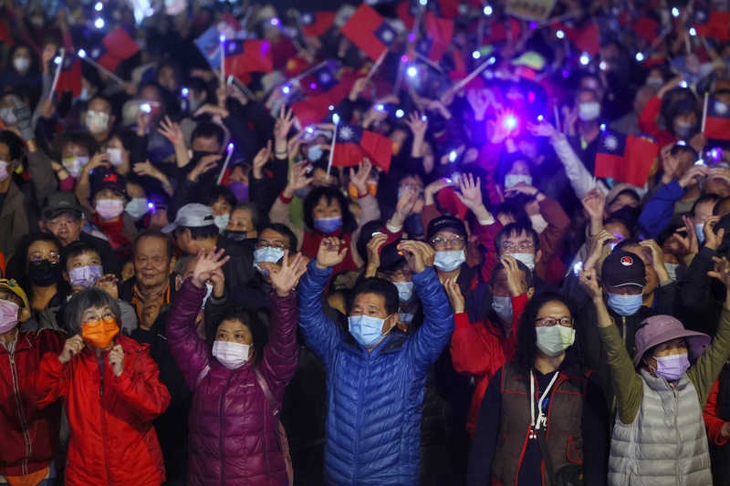挺侯康台中團結造勢晚會8日在烏日區登場，台下支持者熱情揮舞國旗。圖/中央社
