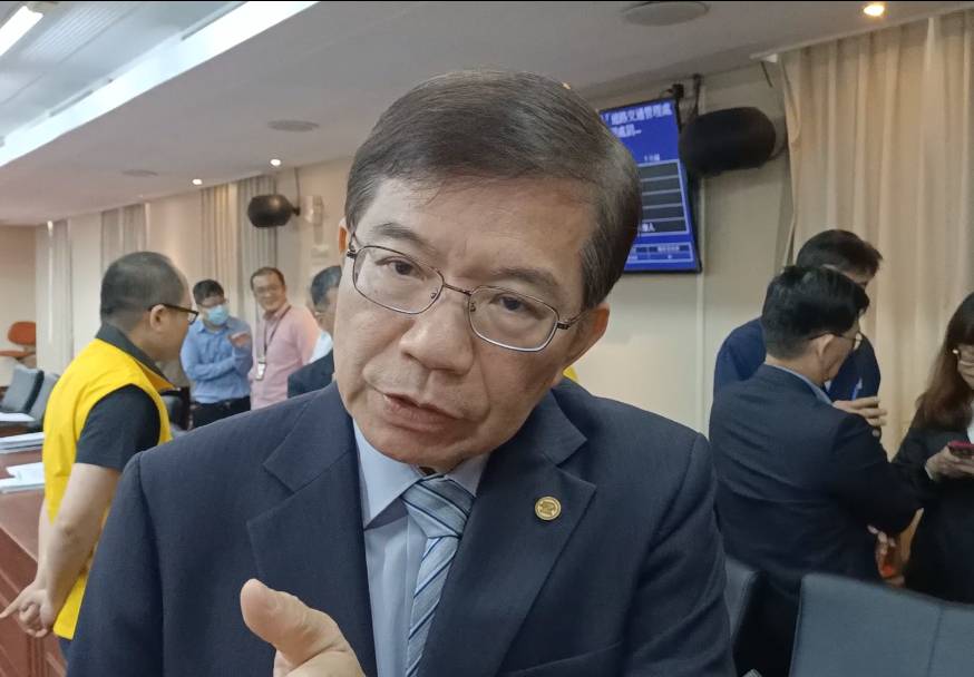 交通部長王國材表示地震導致東部鐵公路全斷。圖/簡立欣攝影