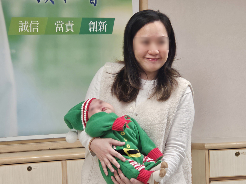今年40歲的關小姐是高齡雙胞胎孕婦,在懷孕20周時早產大寶不幸死亡,但努力安胎延遲生產111天,最後順利產下二寶。圖/中央社