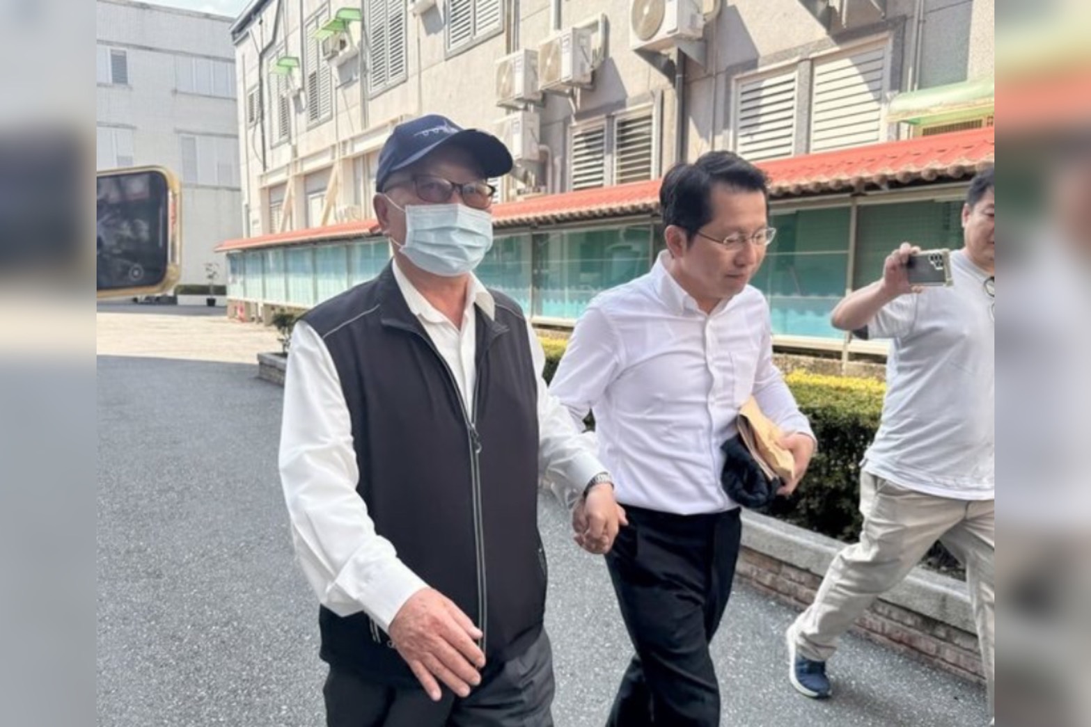 檢方怒批，花蓮縣政府民政處長明良臻（左2）犯後態度不佳。圖/中央社