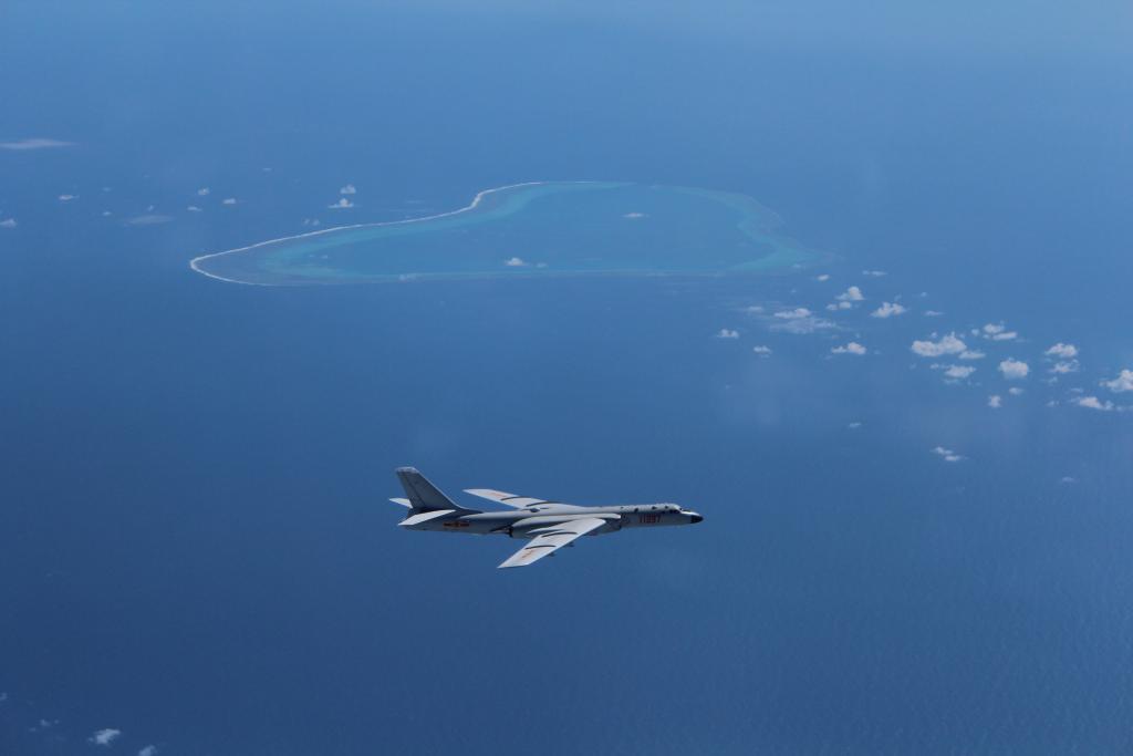 中菲南海爭議升高，軍事對立增溫。圖為轟-6K戰機在黃岩島上空巡航。圖/取自新華社