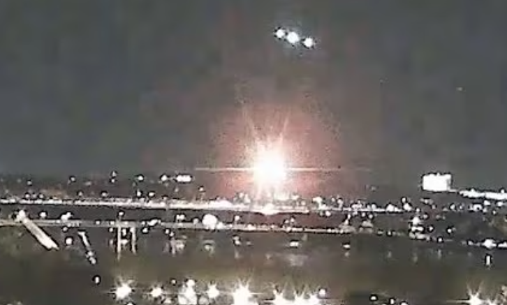 美國時間29日晚，華盛頓特區發生客機與軍用直升機相撞，圖為民眾捕捉到的相撞瞬間。圖/翻攝自WFAA Youtube頻道