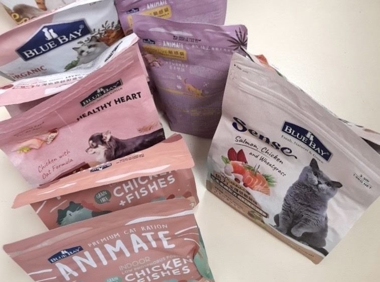 正在農業部檢查的貓飼料。圖/取自台北市政府動保處官網