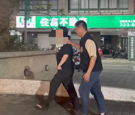 監察院長陳菊22日晚間被傳出死亡消息，高醫否認，警方迅速逮補貼文者陳姓女子（左）。圖／三民一警方提供