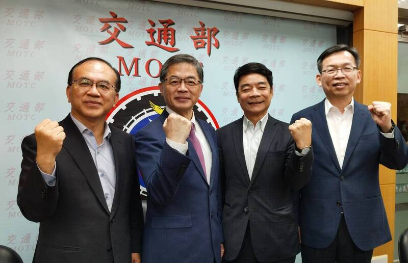 新任交通部長李孟諺（左2）23日率交通部次長陳彥伯（左）、伍勝園（右2）、林國顯（右）與媒體座談。圖/中央社