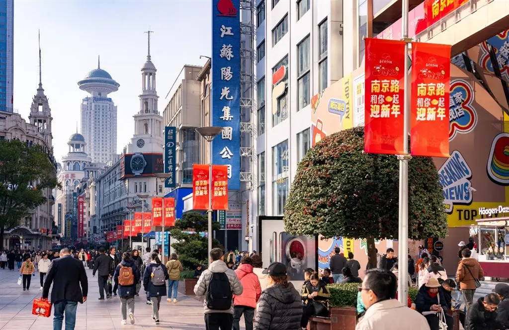 上海南京路步行街平日即車水馬龍,蔣萬安27日晚前往參訪,與當地民眾近距離接觸,也展現台北的「軟實力」。圖/取自搜狐