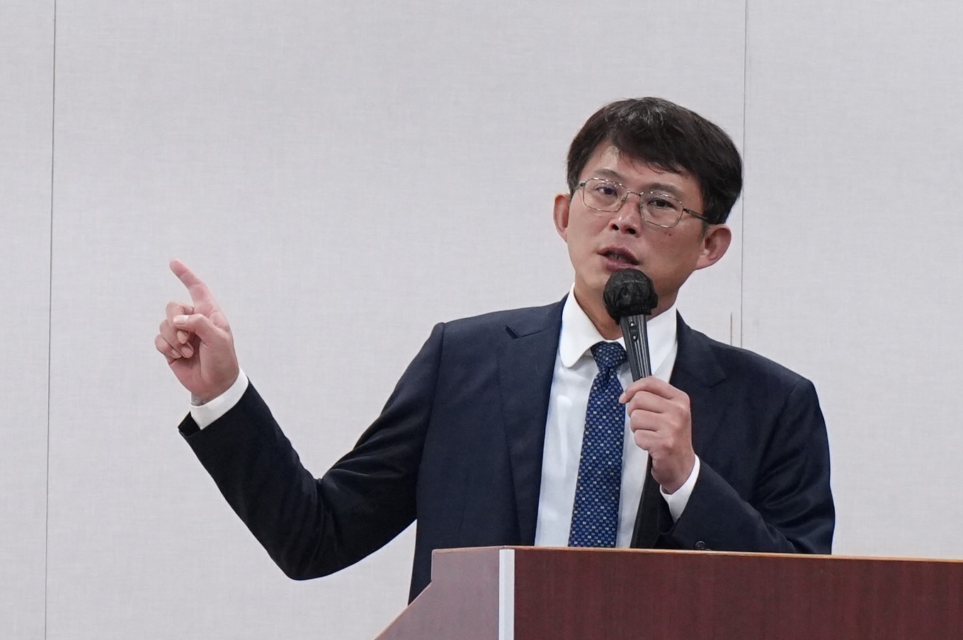 民眾黨26日召開記者會回應前台北市長柯文哲遭起訴，立委黃國昌針對收賄、圖利指控，進行反駁。圖/陳思豪攝