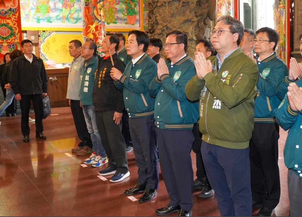 鄭文燦請辭海基會董事長，總統府未予以慰留，僅表示「尊重鄭文燦決定」，盼司法單位毋枉毋縱。畫面為2024年1月賴清德與鄭文燦前往寺廟參拜，一同為黨籍立委候選人黃世杰助選。圖／取自黃世杰臉書
