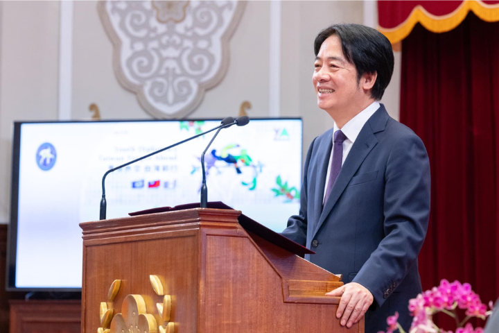 民眾黨立委張啟楷表示，總統賴清德就職滿一周年，除了民進黨自己和綠媒所做民調外，各家所見略同，賴清德的滿意度僅三成五上下；不滿意度則都超過五成五左右，可謂是一片慘綠，連基本盤也沒守住。圖/取自賴清德臉書