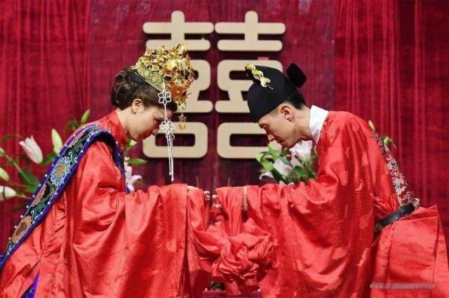 據統計，去年768萬對新人結婚，比2022年增長12.4%，結婚率反彈也預示蜜月旅遊將帶來一定消費熱潮。圖/取自新華網 